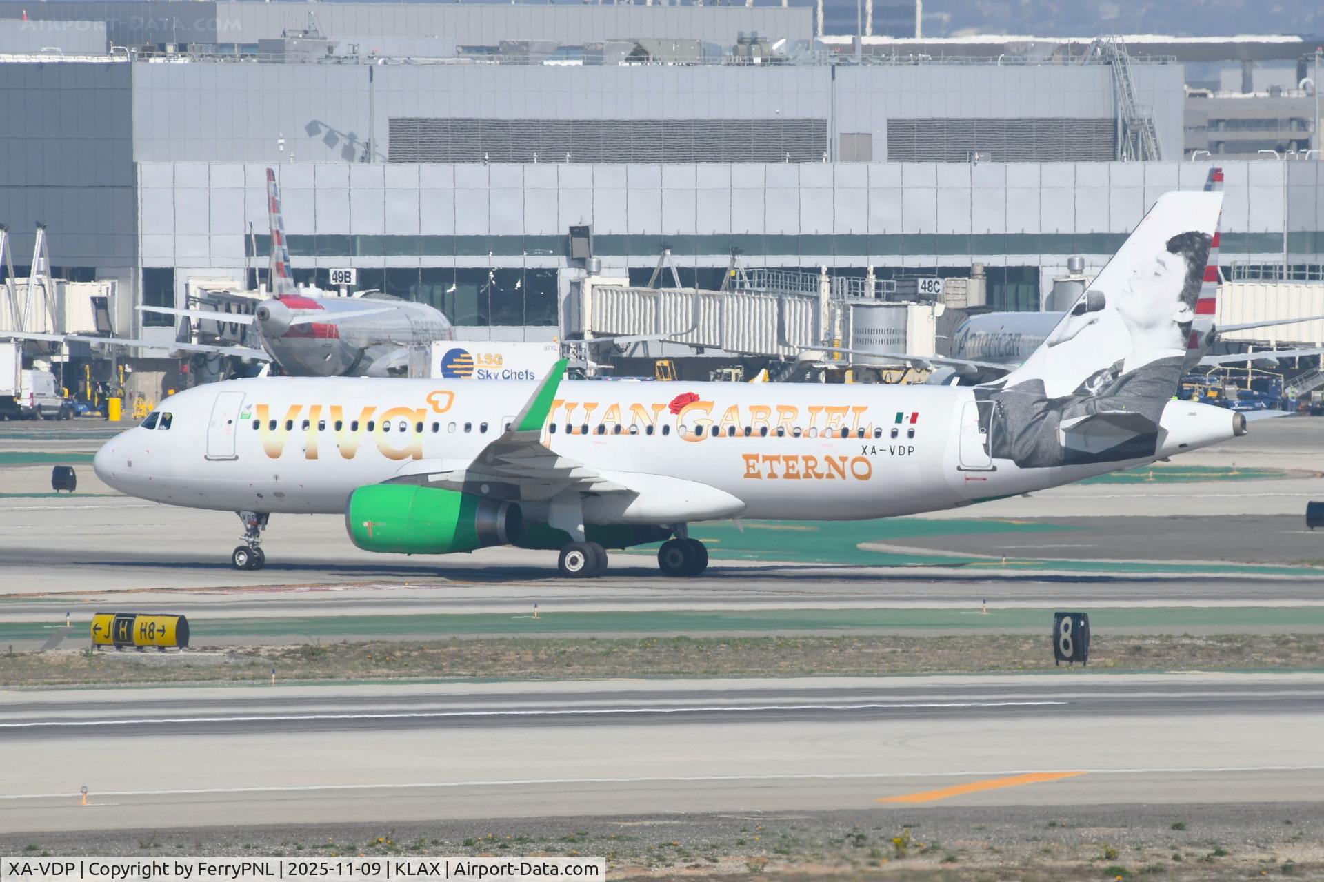 XA-VDP, 2013 Aurbus A320-232(WL) C/N 5662, Viva A320 advertising a singer
