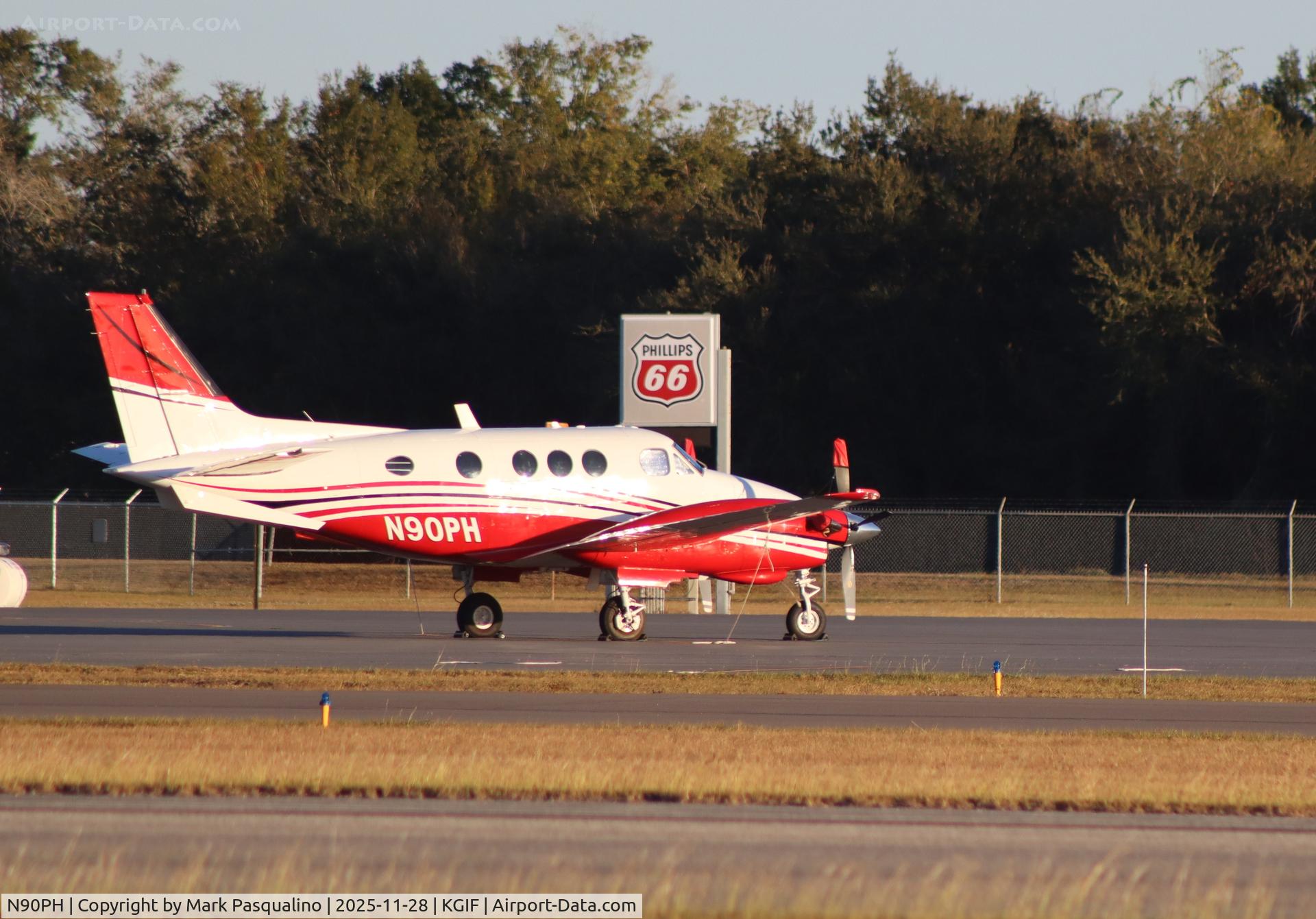 N90PH, 1973 Beech E90 King Air C/N LW-60, Beech E90