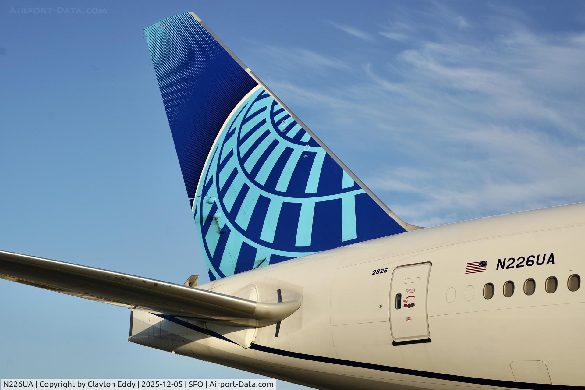 N226UA, 2002 Boeing 777-222 C/N 30226, SFO 2025