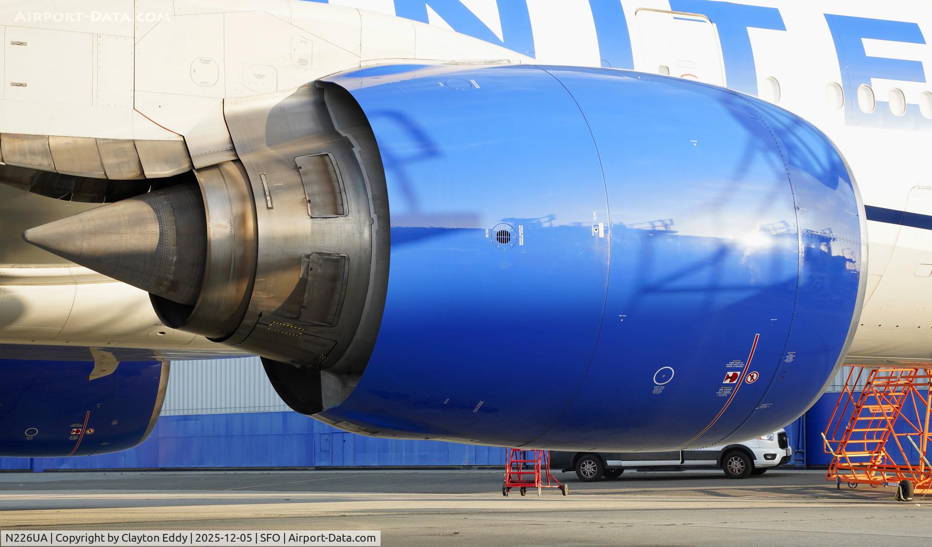 N226UA, 2002 Boeing 777-222 C/N 30226, PW4090 engine SFO 2025