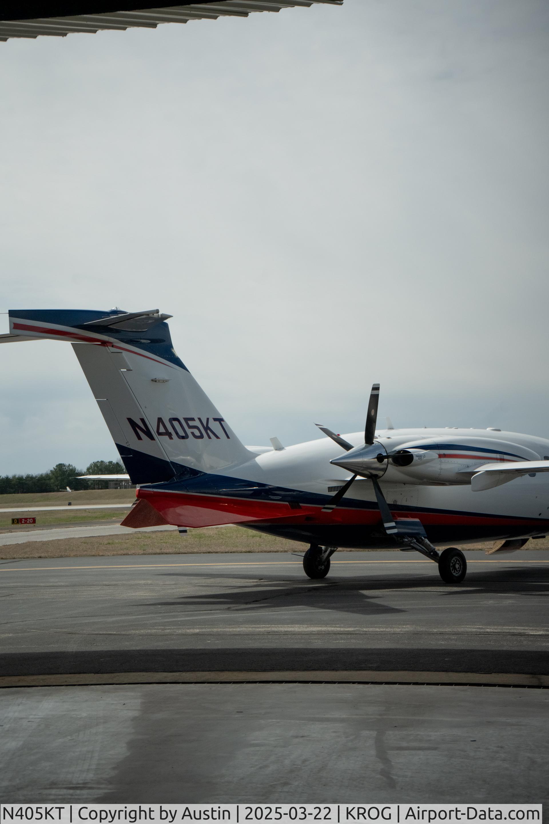 N405KT, 2009 Piaggio P-180 C/N 1190, A Piaggio Avanti II/P180 being brought back into its hangar after flight