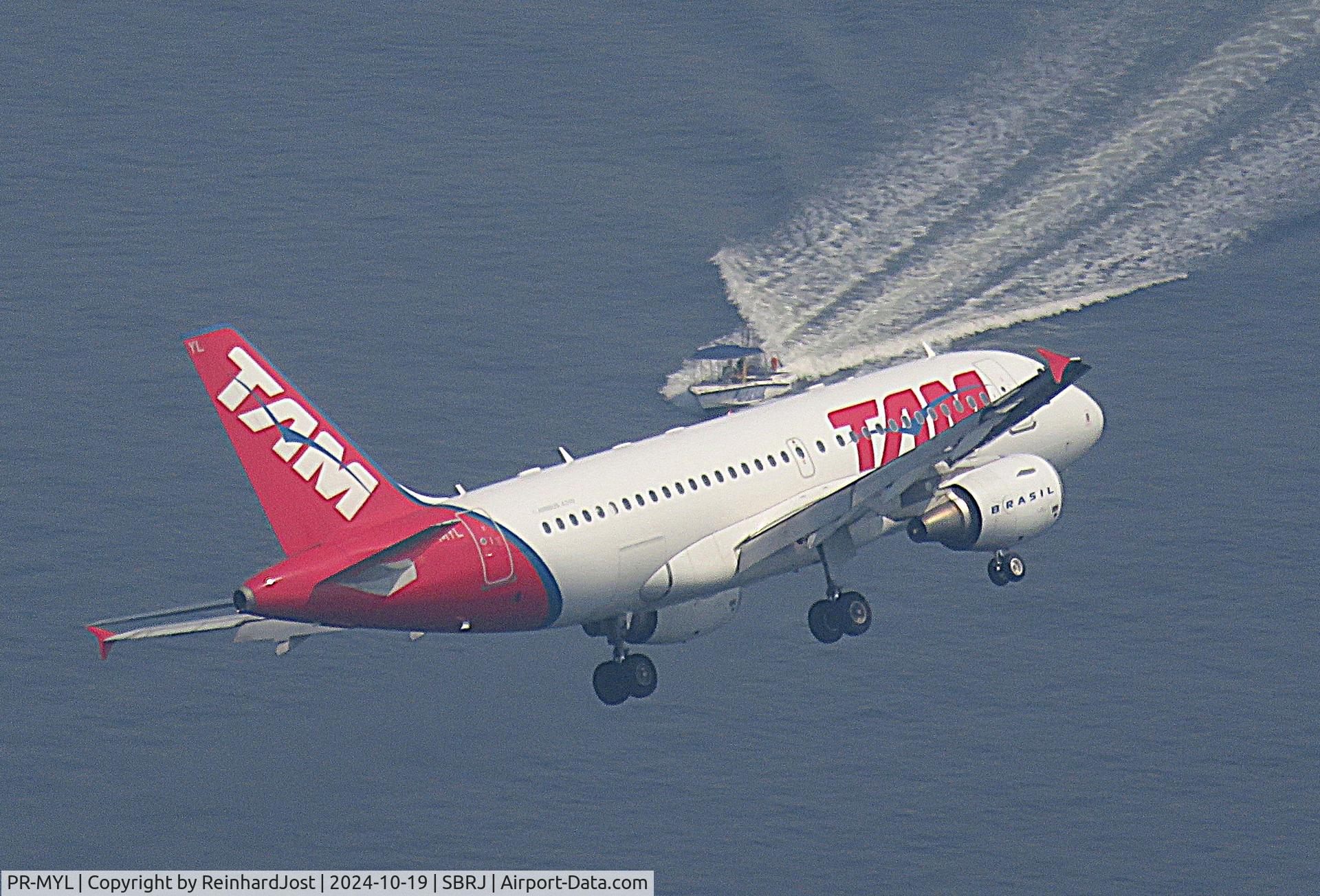 PR-MYL, 2011 Airbus A319-112 C/N 4734, Oncoming traffic ahead while turning into final for Aeroporto Santos Dumont, Rio de Janeiro, Brasilia. As seen from the Pao de Acucar