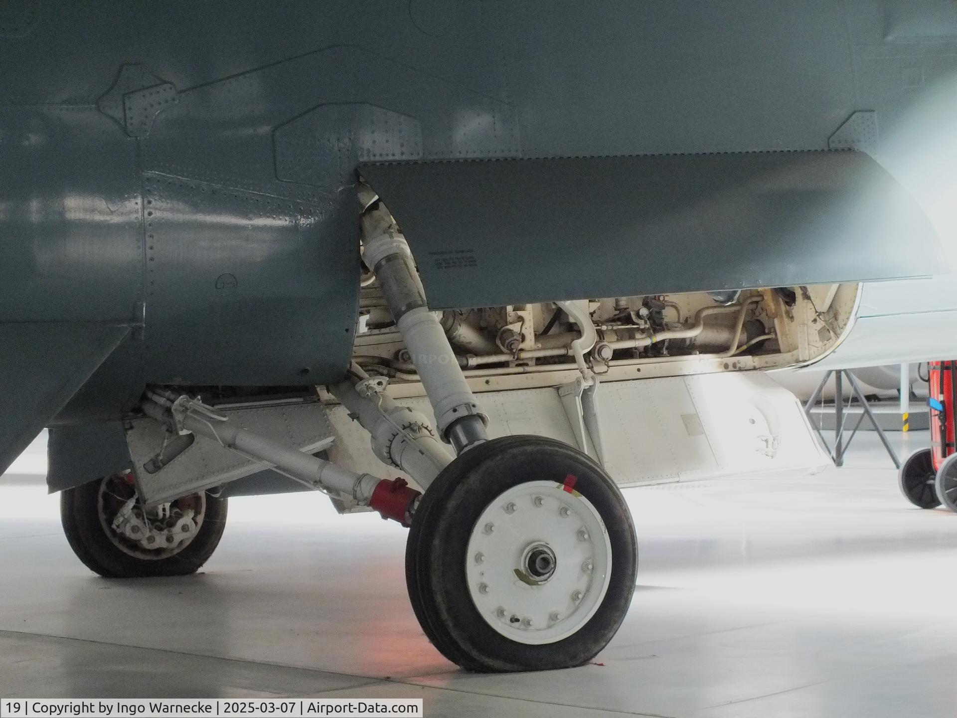 19, Vought F-8E(FN) Crusader C/N 1236, Vought F-8E(FN) Crusader at the Aeroscopia, Blagnac (Toulouse)