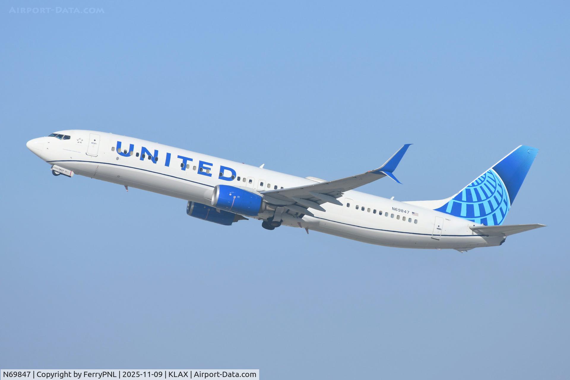 N69847, 2015 Boeing 737-924/ER C/N 42187, United B739 departing