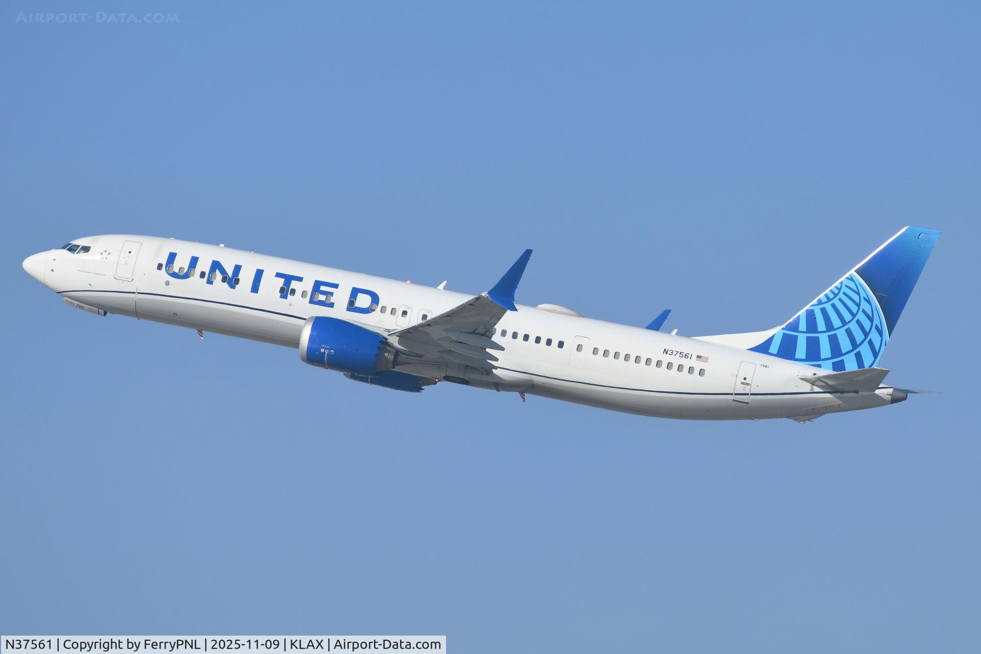 N37561, 2023 Boeing 737-9 MAX C/N 67590, United B739M taking-off