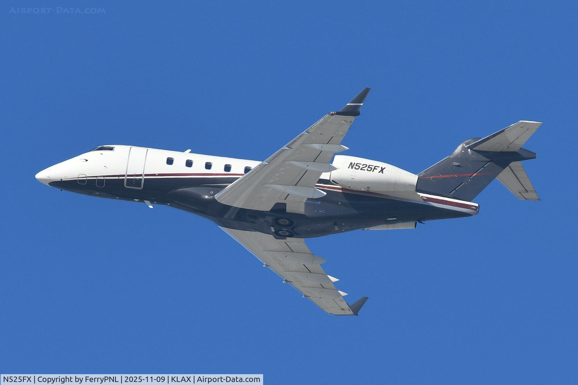 N525FX, 2006 Bombardier Challenger 300 (BD-100-1A10) C/N 20112, Flexjet CL300 taking-off