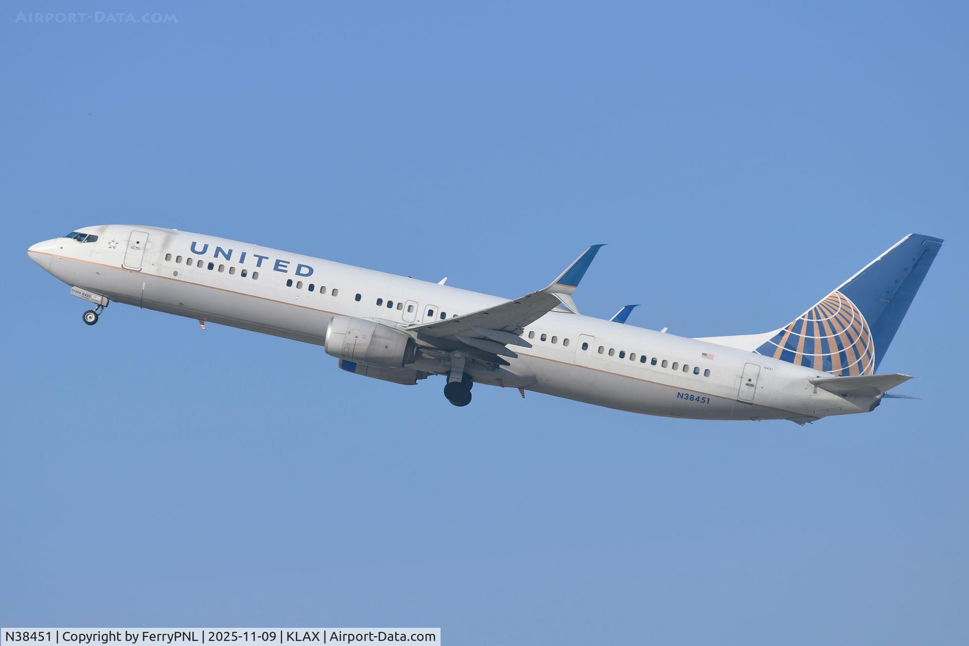 N38451, 2012 Boeing 737-924/ER C/N 31646, United B739 taking-off