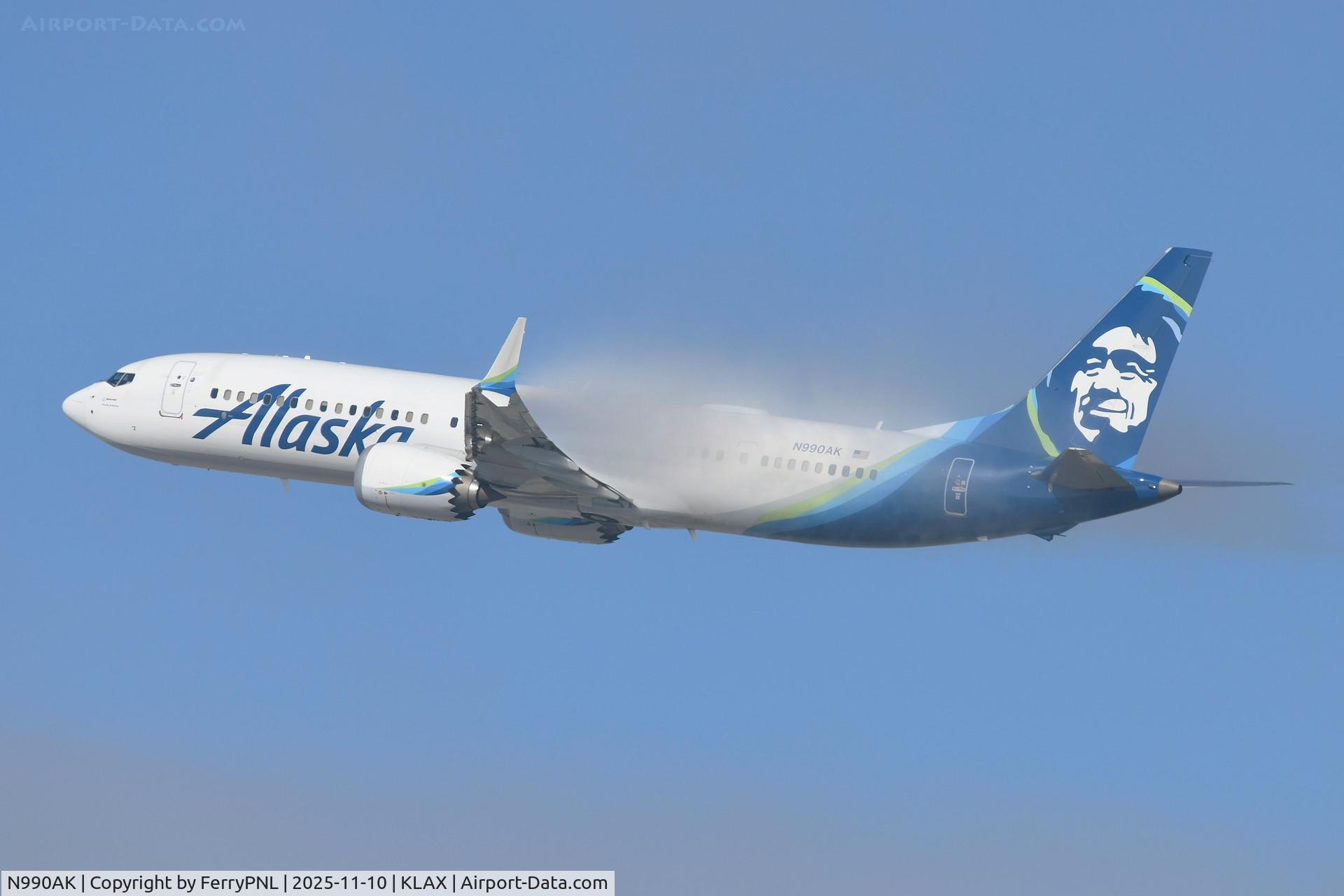 N990AK, 2023 Boeing Boeing 737-9 MAX C/N 67424, Morning departure with lost of moisture in the air