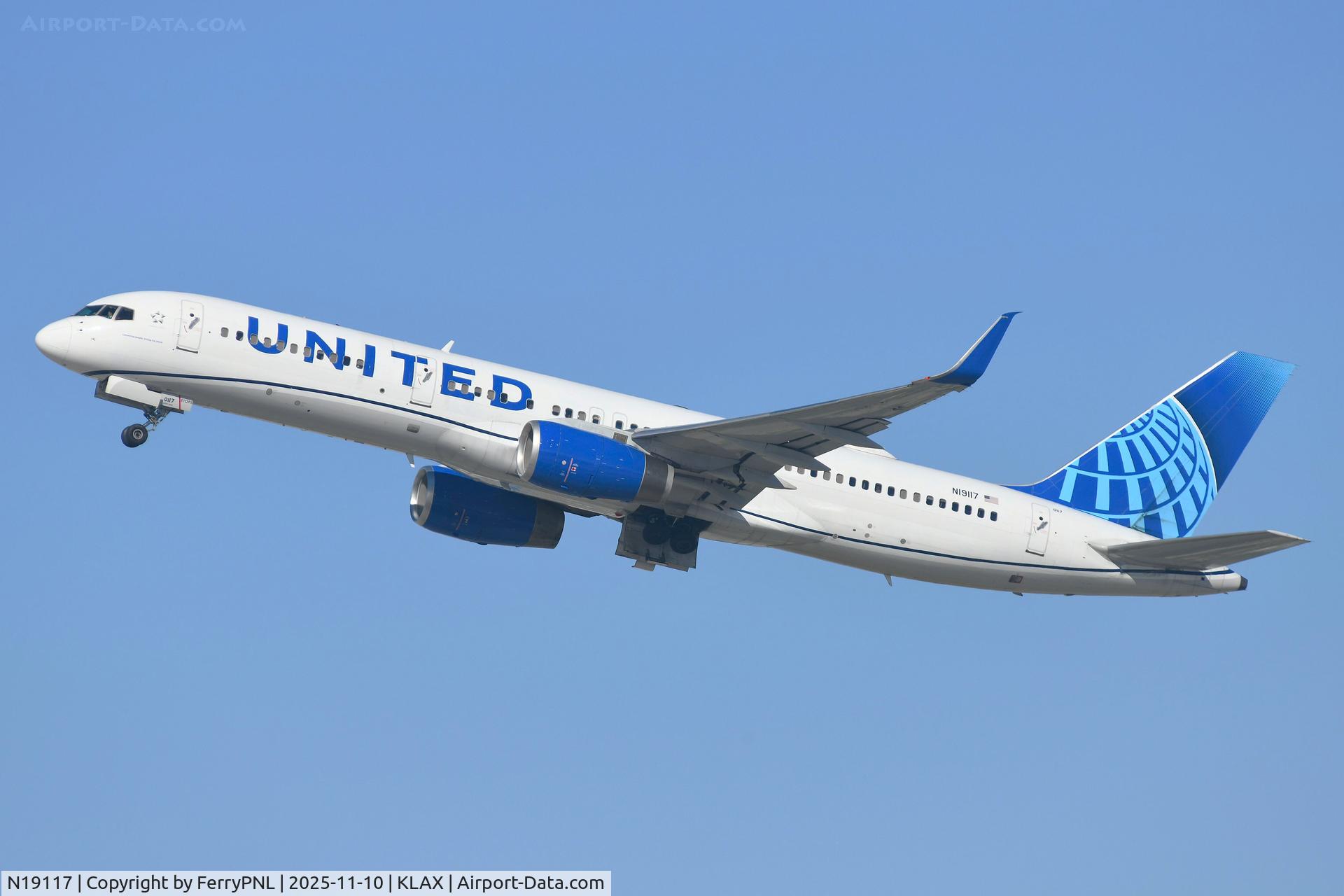N19117, 1996 Boeing 757-224 C/N 27559, United B752 lifting-off