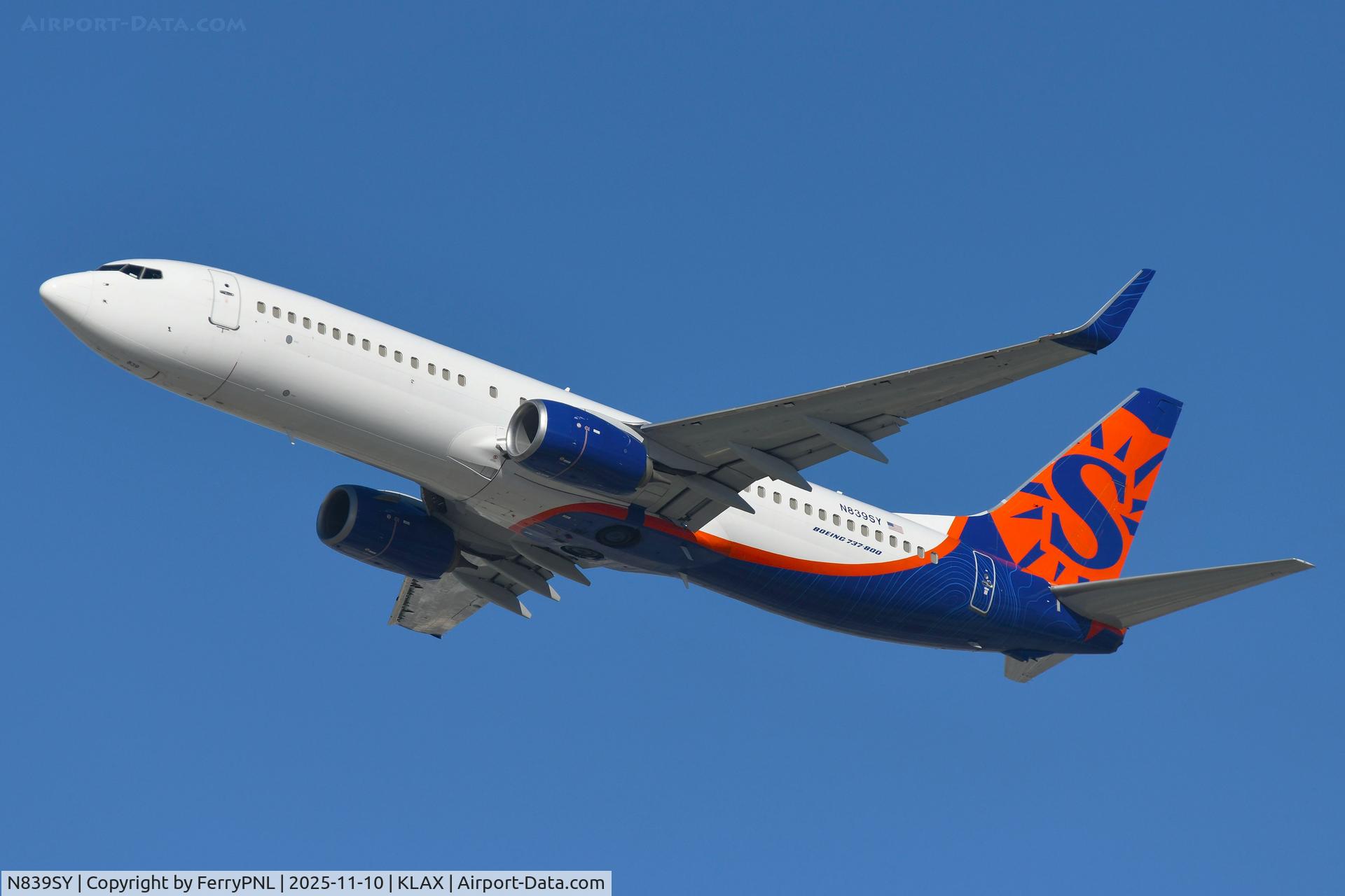N839SY, 2017 Boeing 737-8JP C/N 42083, Sun Country B738 departing for MSP