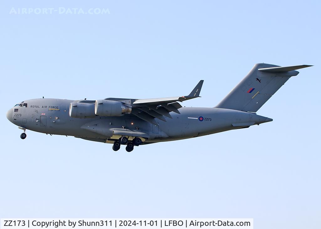 ZZ173, 2001 Boeing C-17A Globemaster III C/N F-080, Landing rwy 14R