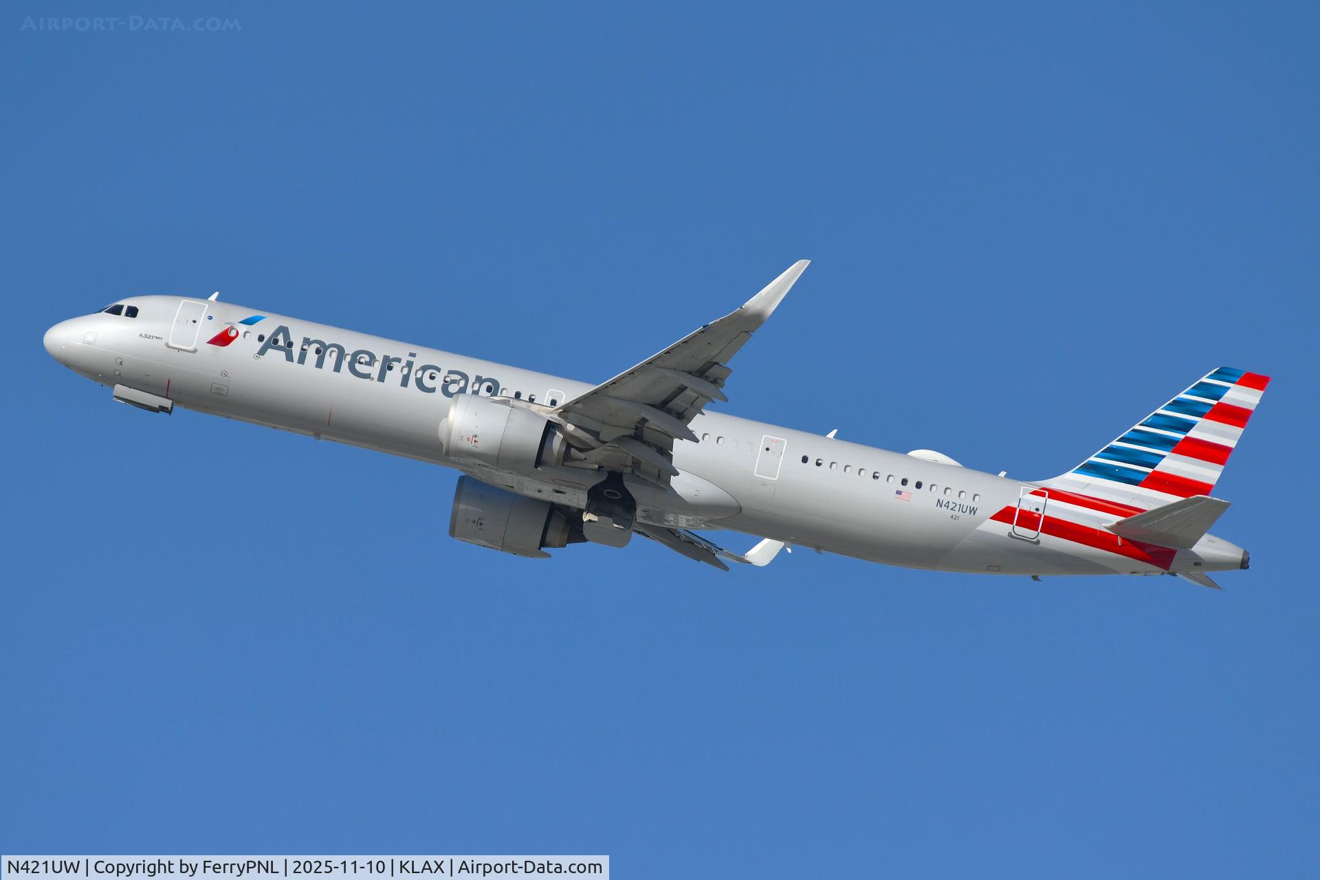 N421UW, 2020 Airbus A321-253NX C/N 10095, Take-off of American A321N