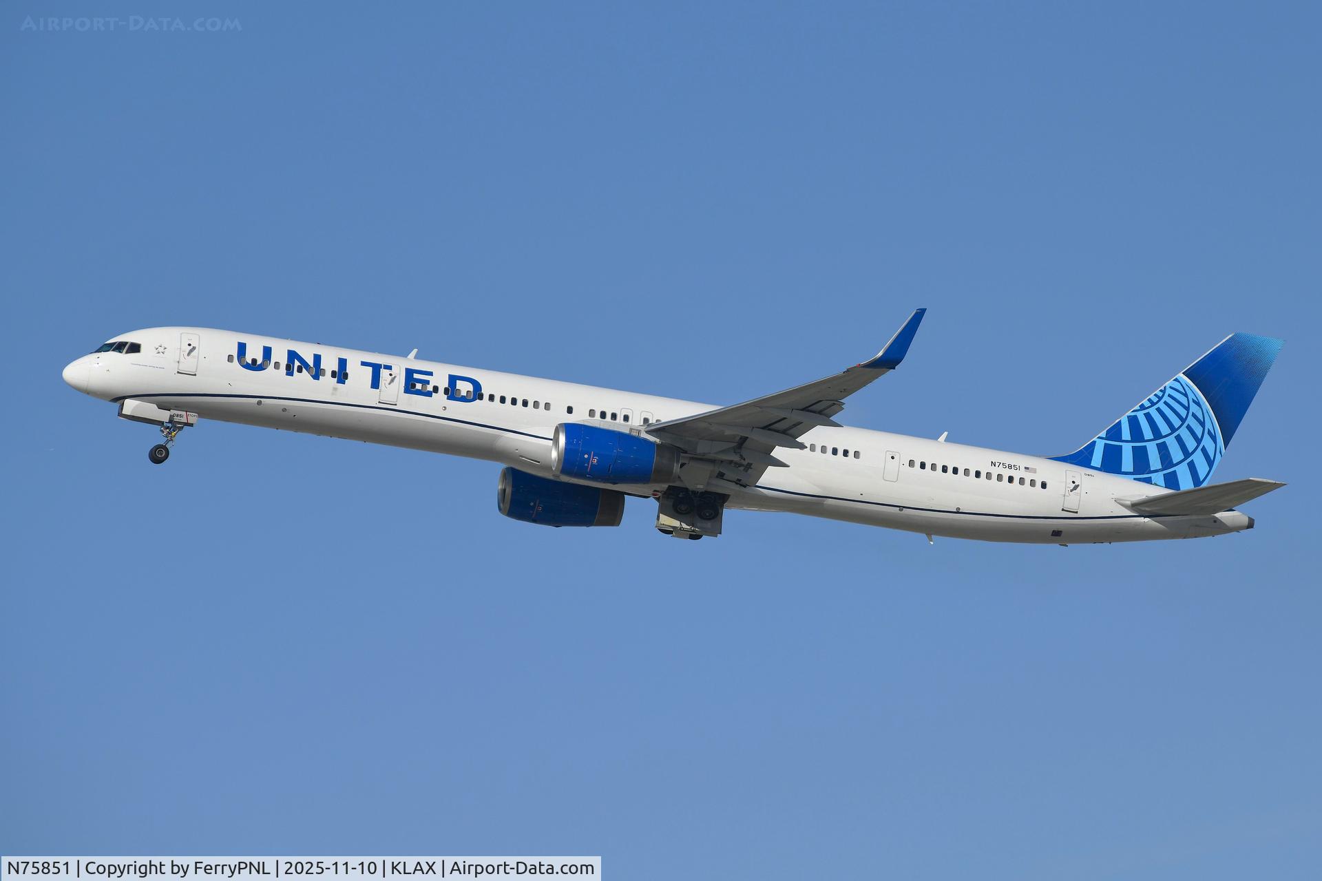 N75851, 2001 Boeing 757-324 C/N 32810, United B753 taking-off