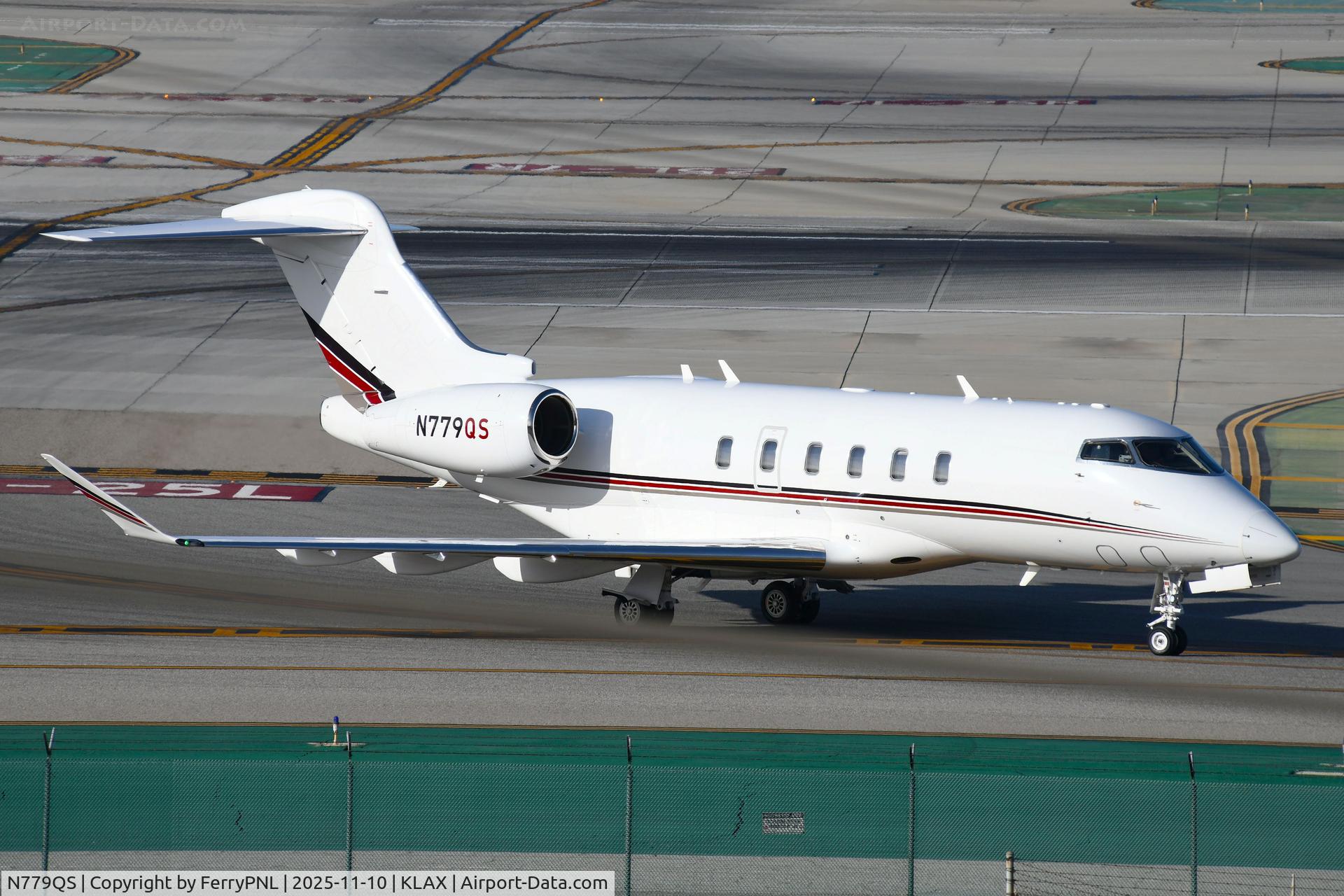 N779QS, 2015 Bombardier Challenger 350 (BD-100-1A10) C/N 20566, Netjets CL350 taxying to the FBO