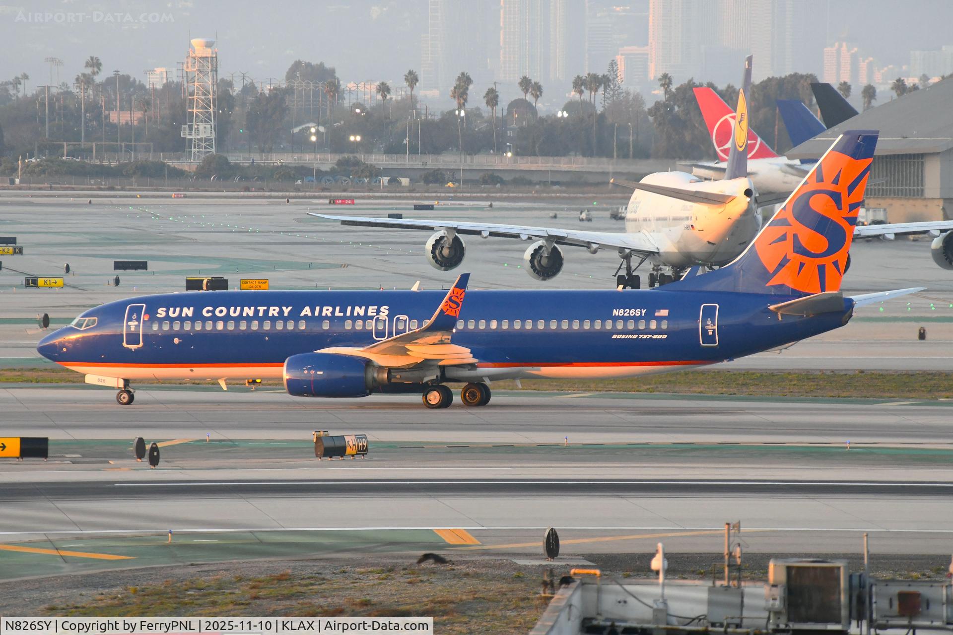 N826SY, 2006 Boeing 737-8F2 C/N 34411, Sun Country B738 arriving in former livery