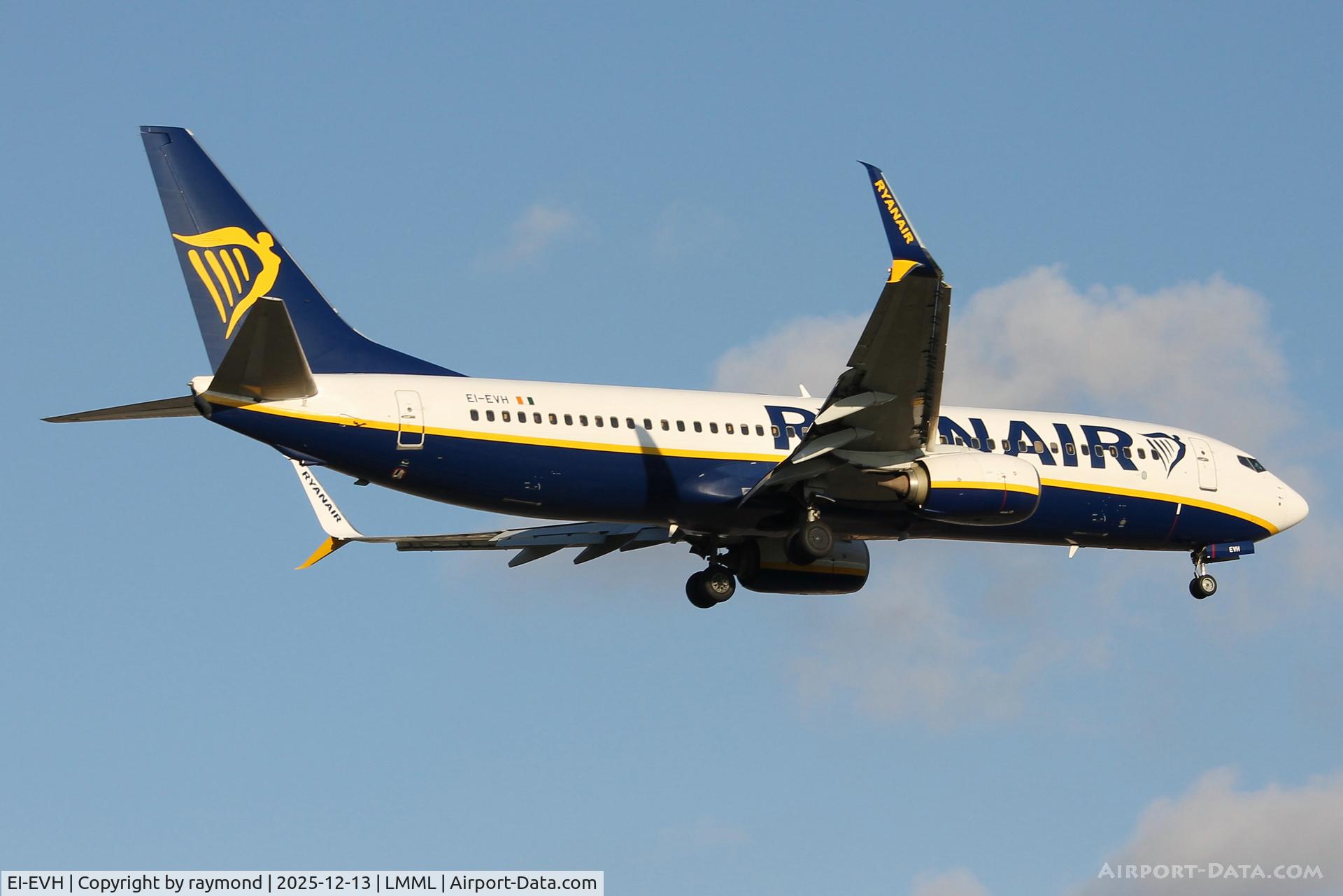 EI-EVH, 2012 Boeing 737-8AS C/N 40290, Boeing 737-8AS reg EI-EVH of Ryanair on final approach for RW13 Malta,