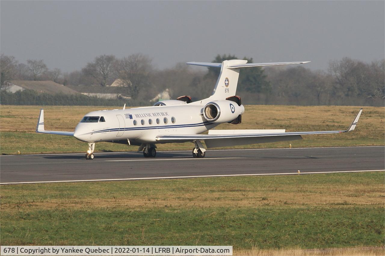 678, 2003 Gulfstream Aerospace G-V C/N 678, Reverse thrust rwy 25L, Brest-Bretagne airport (LFRB-BES)