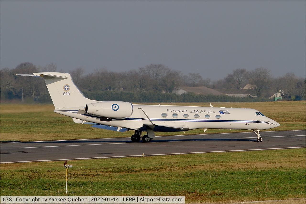 678, 2003 Gulfstream Aerospace G-V C/N 678, U-Turn rwy 25L, Brest-Bretagne airport (LFRB-BES)