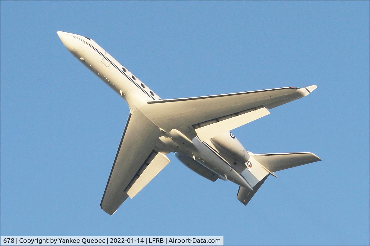 678, 2003 Gulfstream Aerospace G-V C/N 678, Take off rwy 25L, Brest-Bretagne airport (LFRB-BES)