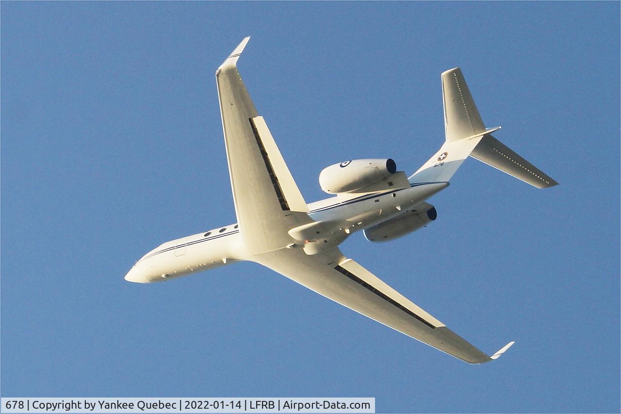 678, 2003 Gulfstream Aerospace G-V C/N 678, Take off rwy 25L, Brest-Bretagne airport (LFRB-BES)