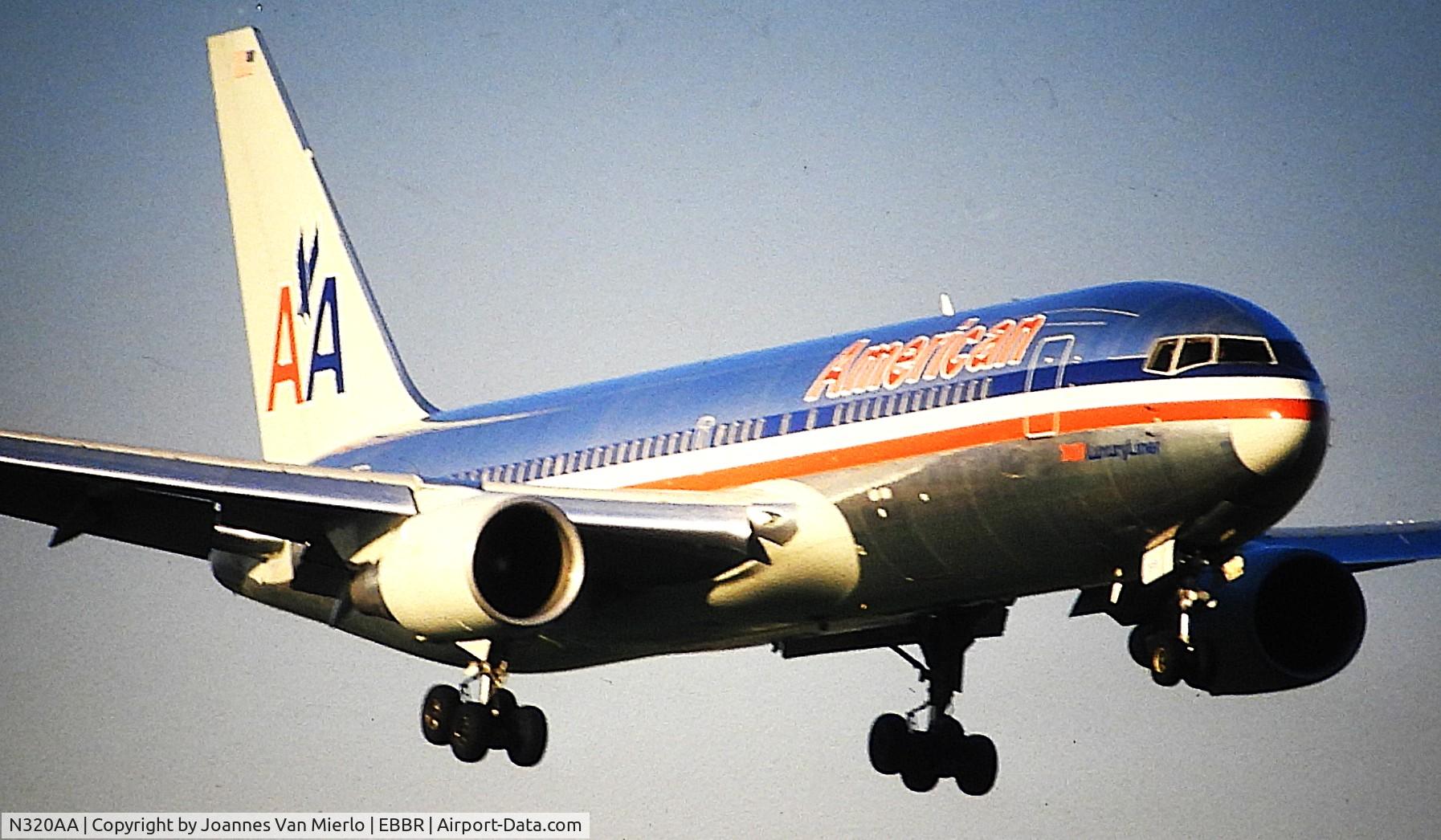 N320AA, 1985 Boeing 767-223 C/N 22321, ex-slide