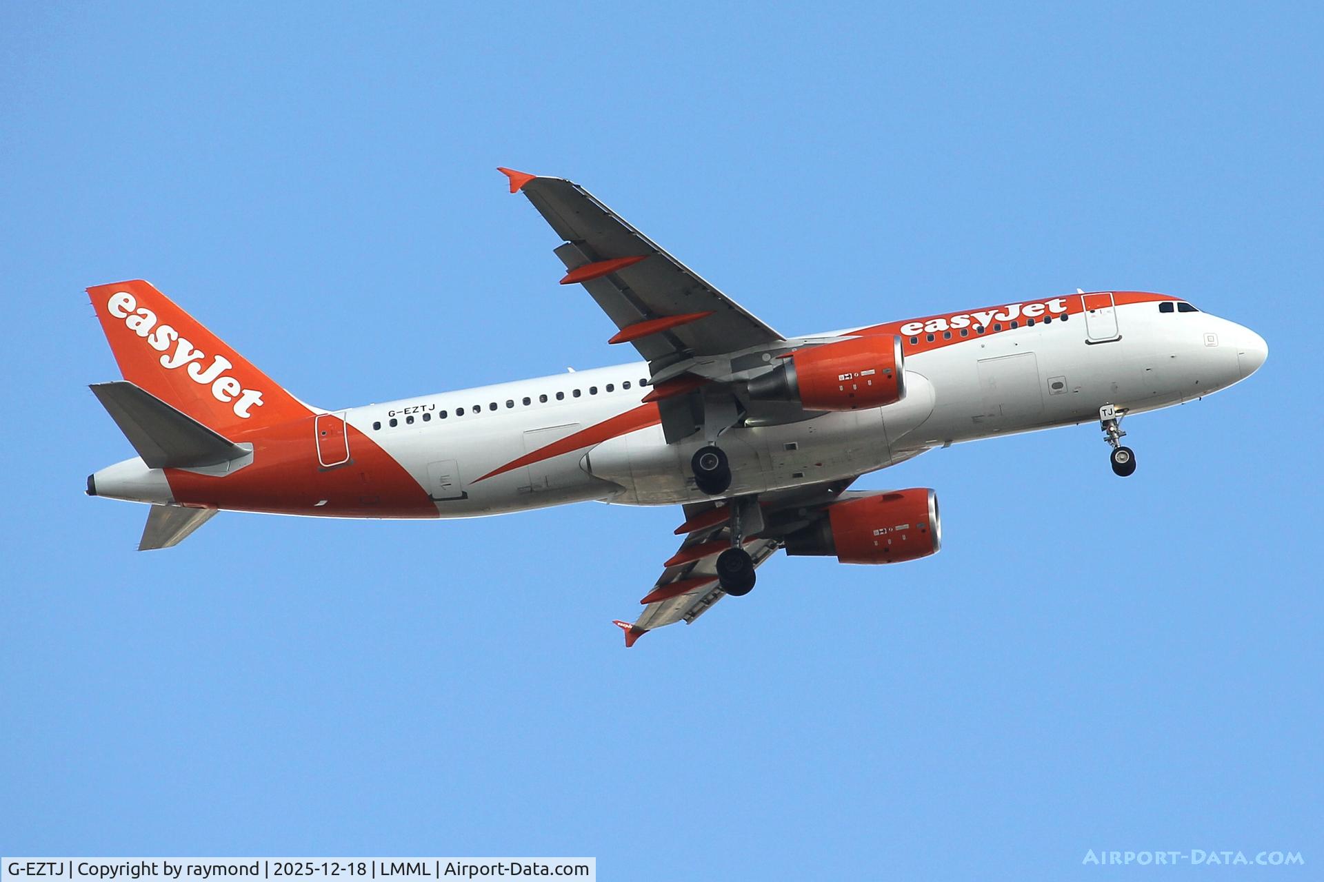 G-EZTJ, 2009 Airbus A320-214 C/N 3979, Airbus A320-214 reg G-EZTJ of Easyjet approaching RW13 landing in Malta.