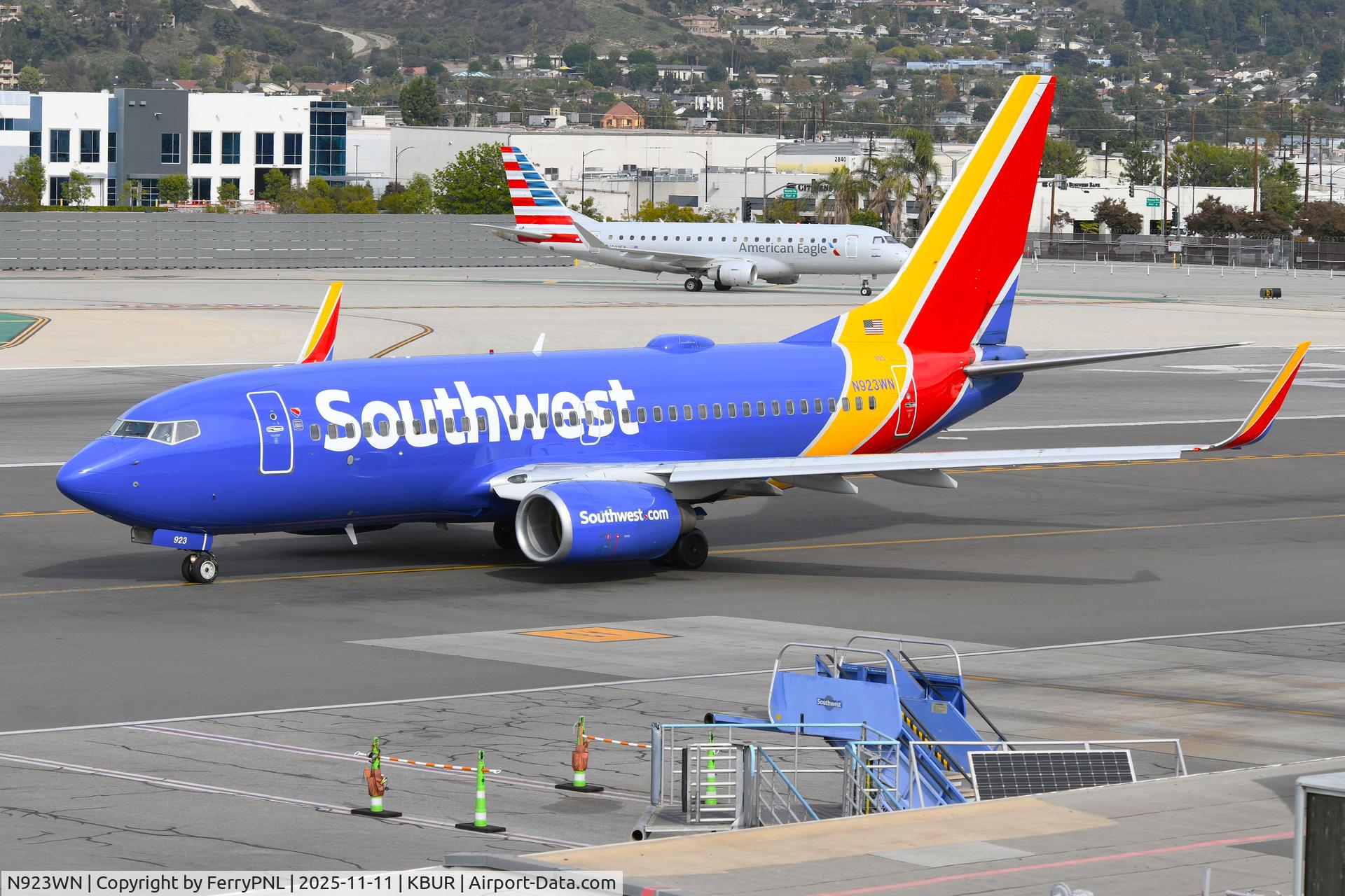 N923WN, 2008 Boeing 737-7H4 C/N 36627, Southwest B737 ready to taxy for departure