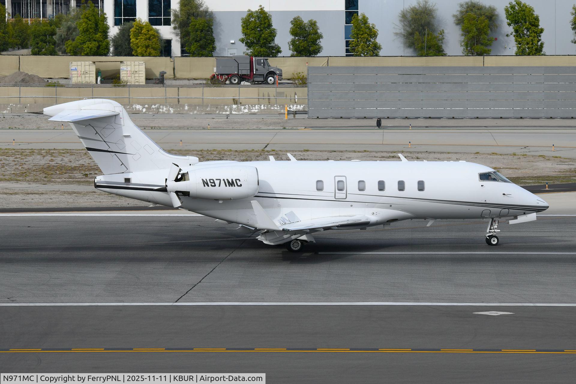 N971MC, 2006 Bombardier Challenger 300 (BD-100-1A10) C/N 20126, Craft Charter CL300 arriving