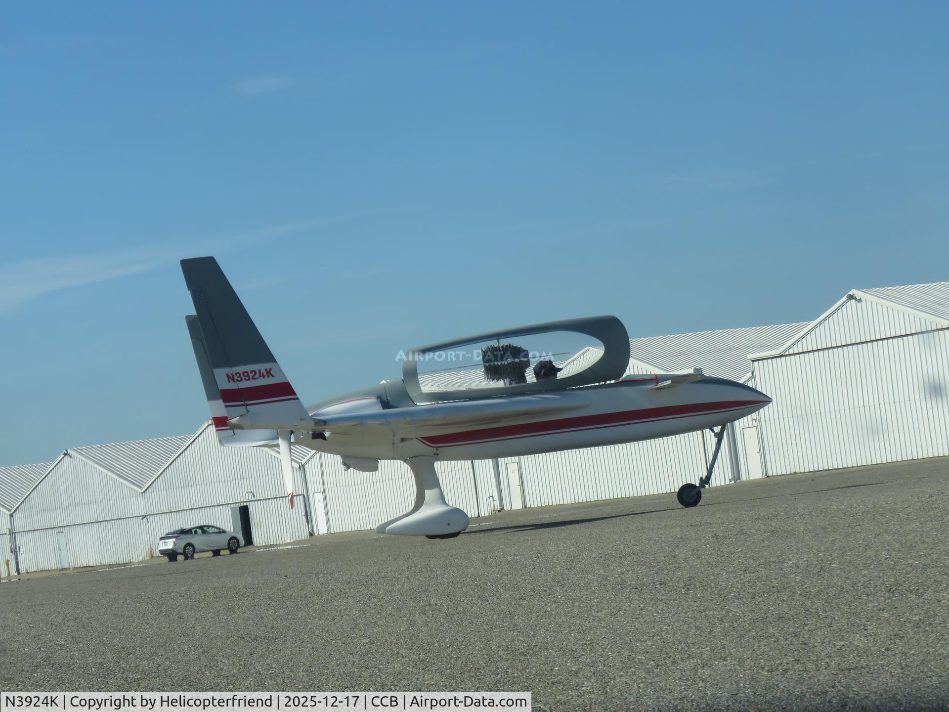 N3924K, 1990 Rutan Long EZ C/N 877, Nose wheel extended and starting to taxi