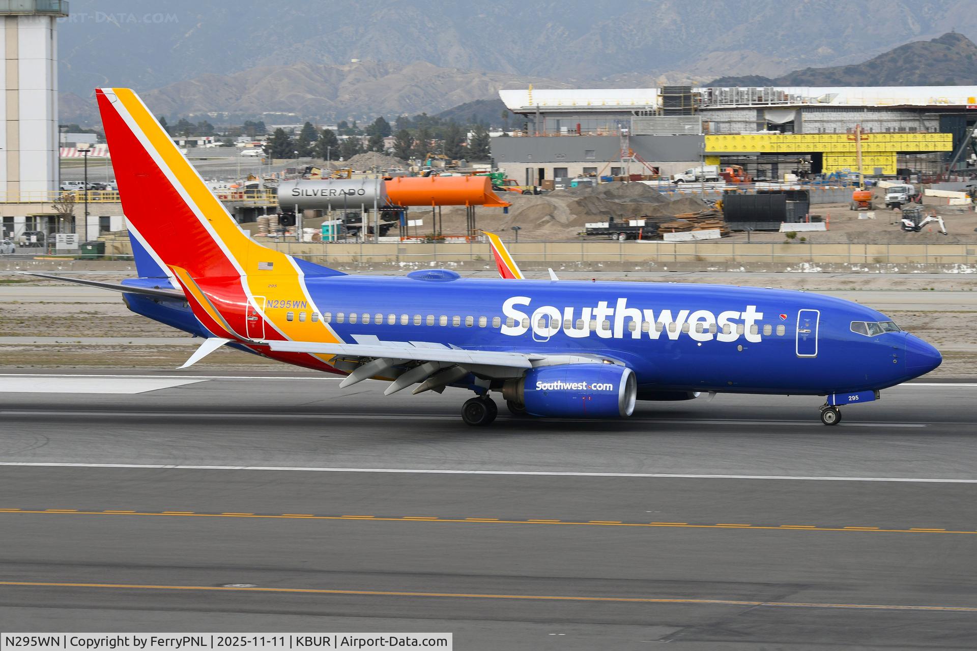 N295WN, 2007 Boeing 737-7H4 C/N 32541, B737 landing in BUR