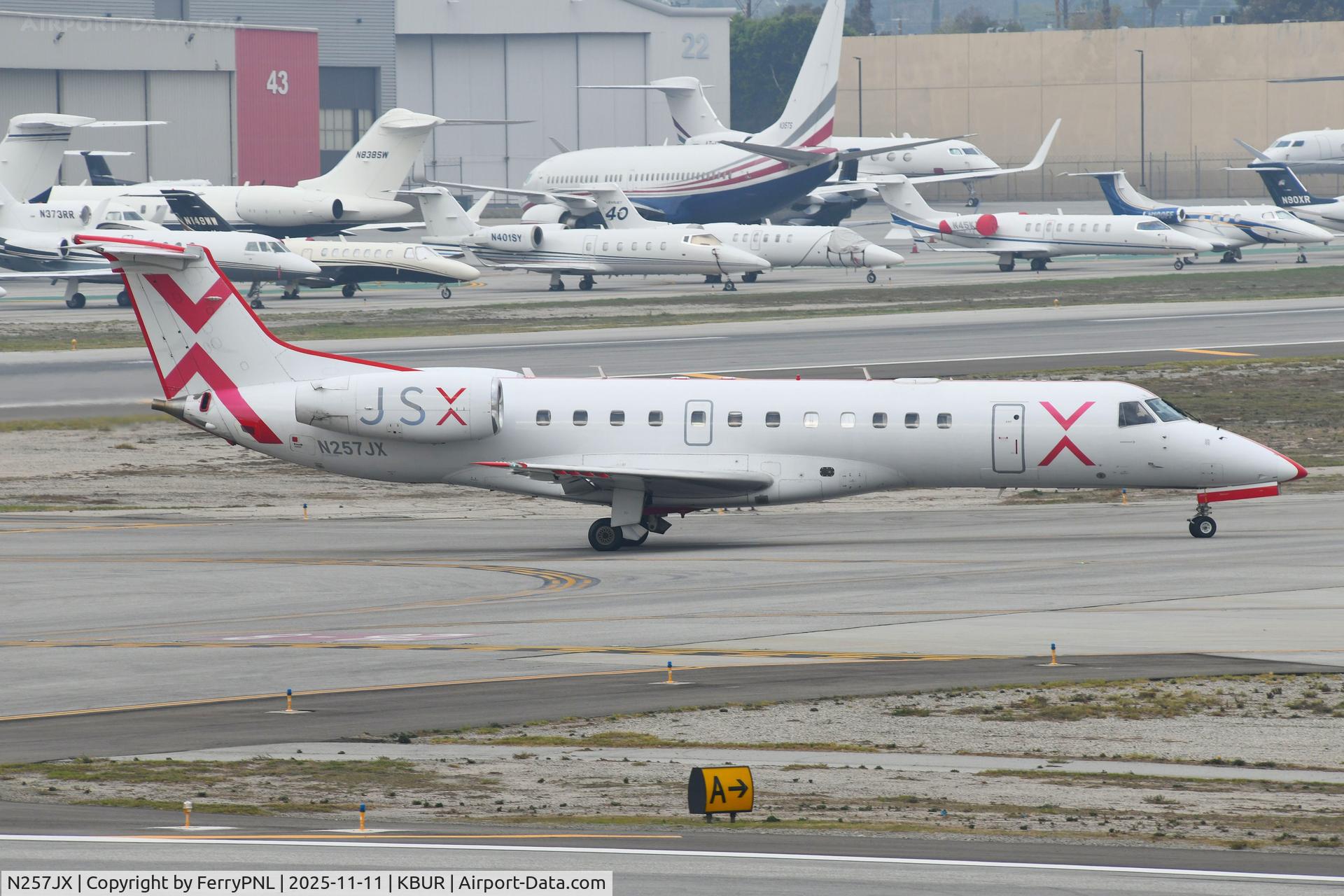 N257JX, 2000 Embraer ERJ-135LR (EMB-135LR) C/N 145314, JSX ERJ135 taxying for departure
