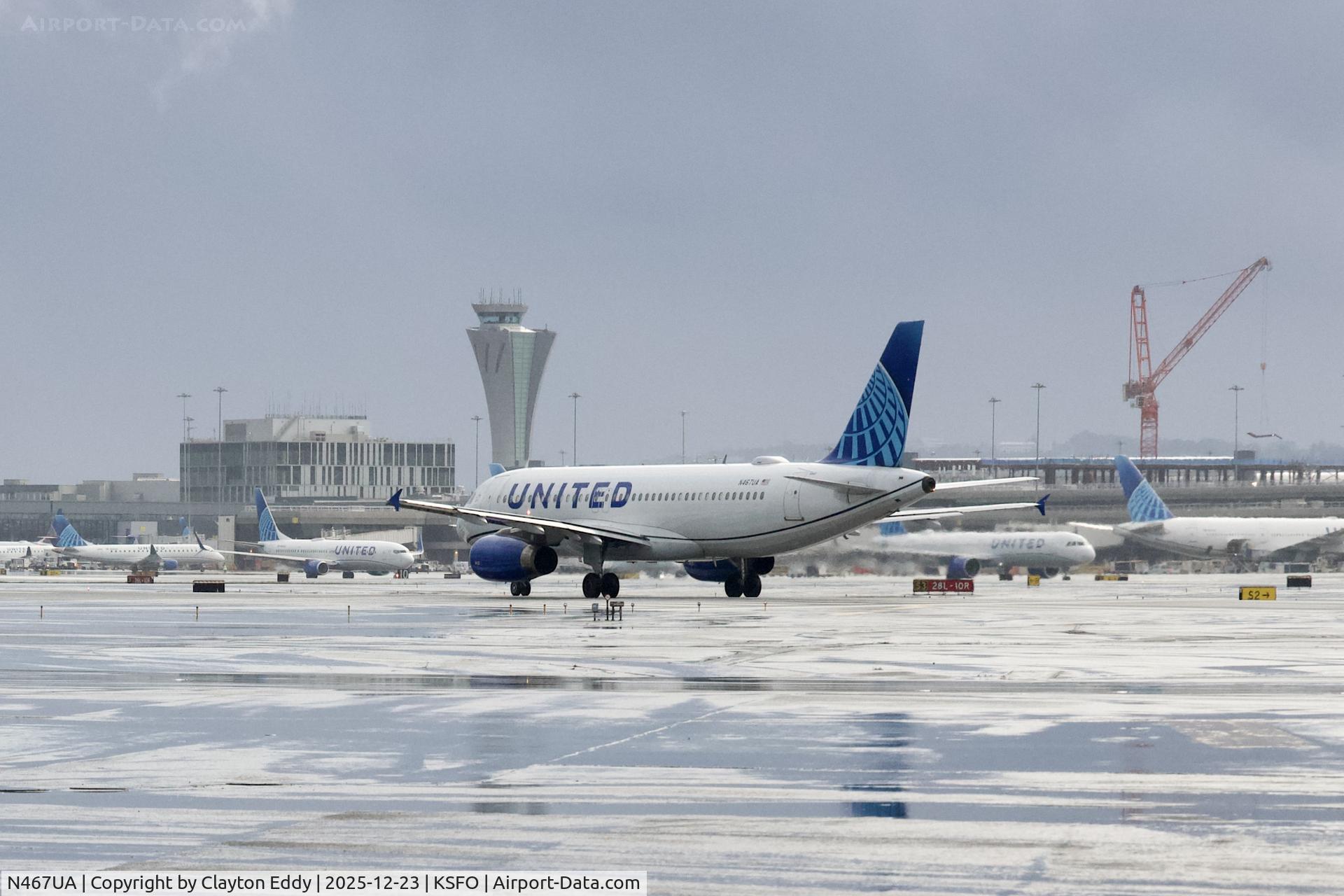 N467UA, 2000 Airbus A320-232 C/N 1359, Runway 10 SFO 2025