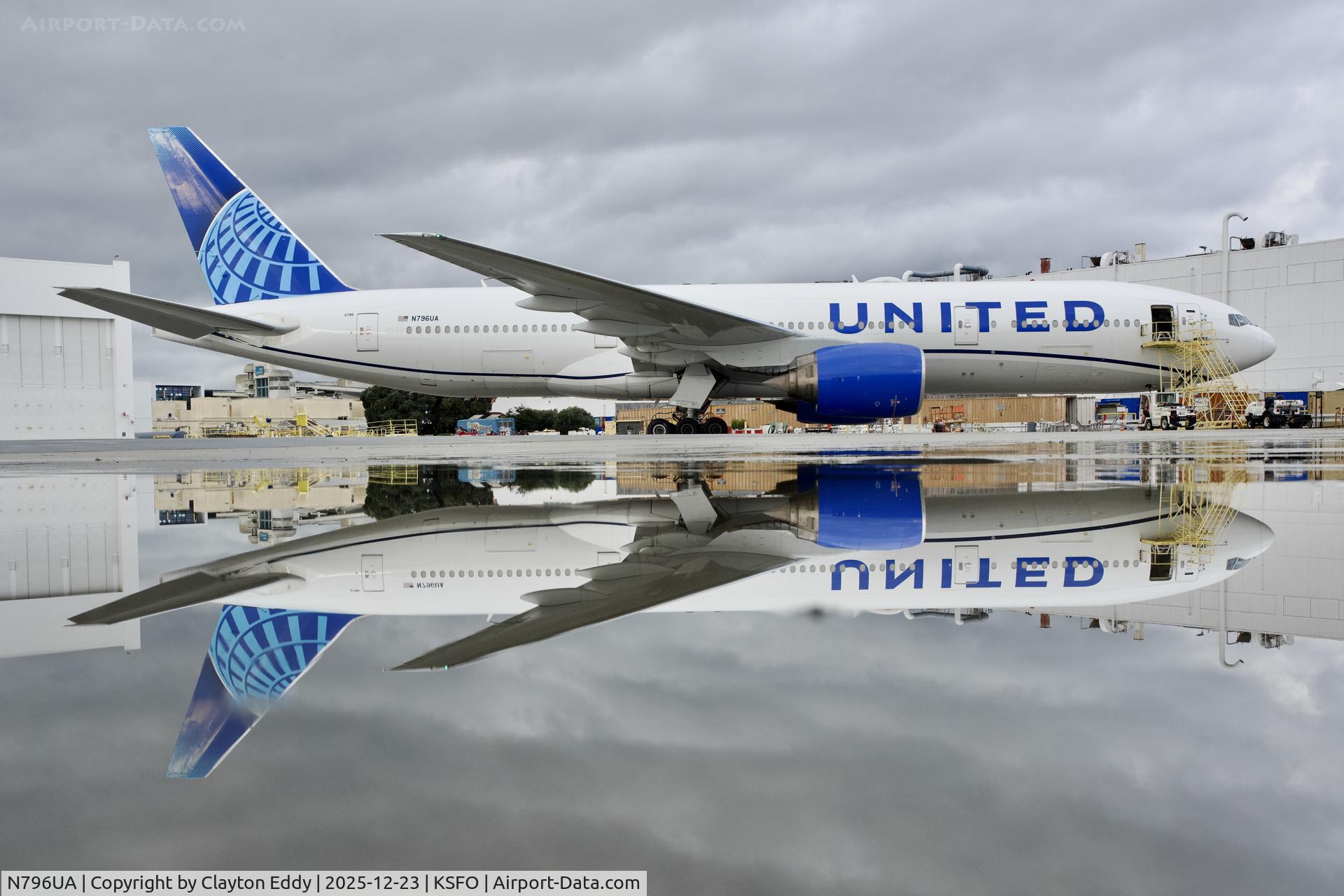 N796UA, 1998 Boeing 777-222 C/N 26931, Runway 10 SFO 2025