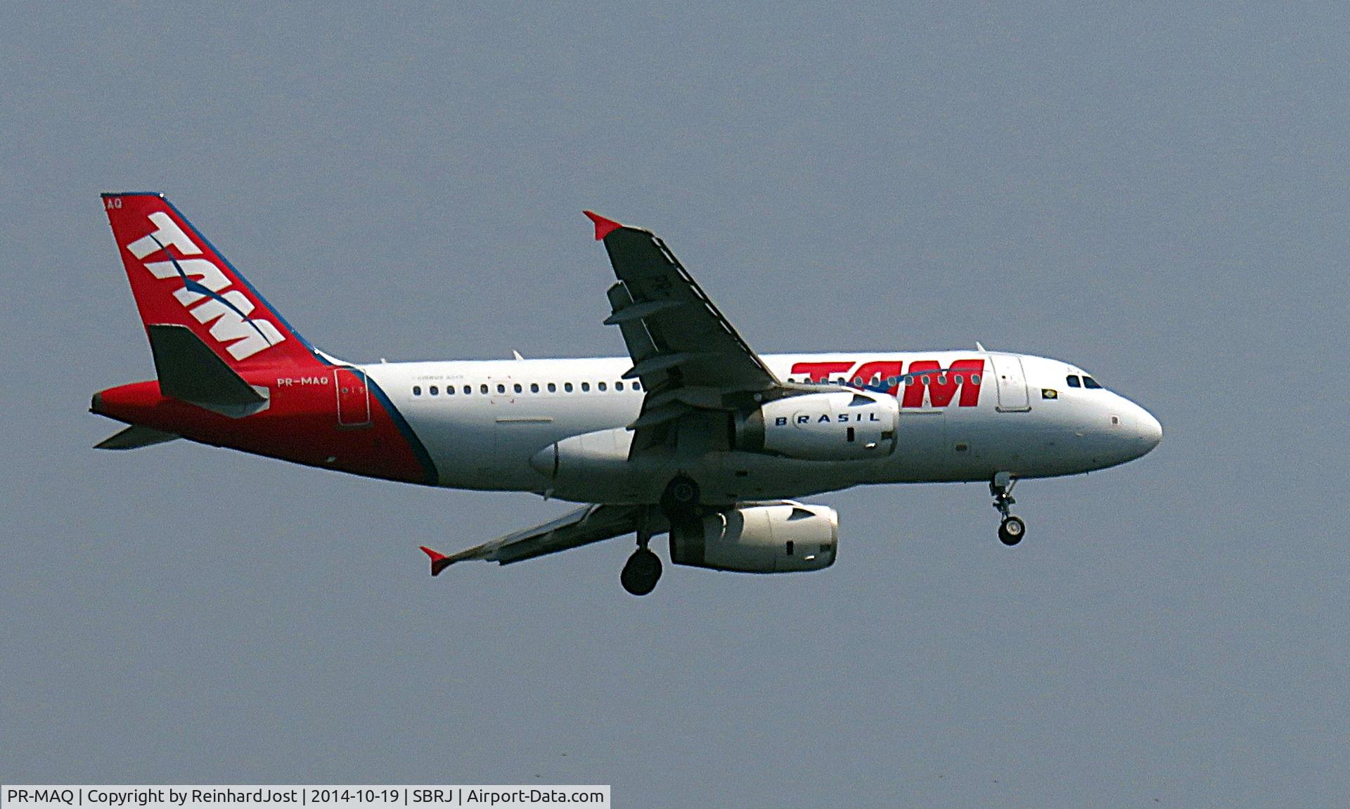 PR-MAQ, , TAM A319 PR-MAQ on approach to Santos Dumont Airport, Rio de Janeiro, Brasil