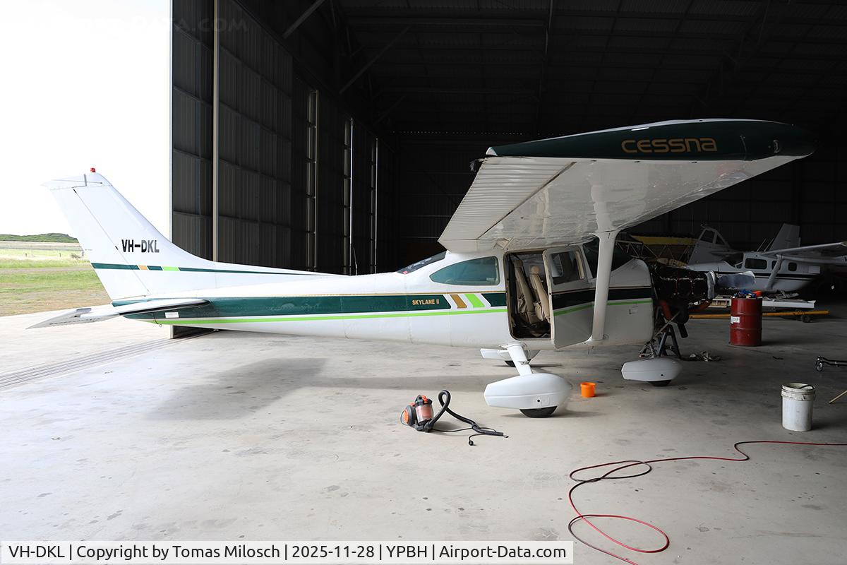 VH-DKL, 1976 Cessna 182P Skylane C/N 18264574, Peterborough, Victoria, Australia