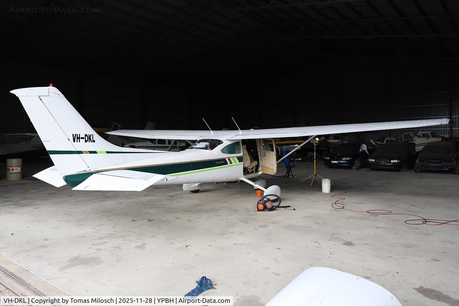 VH-DKL, 1976 Cessna 182P Skylane C/N 18264574, Peterborough, Victoria, Australia