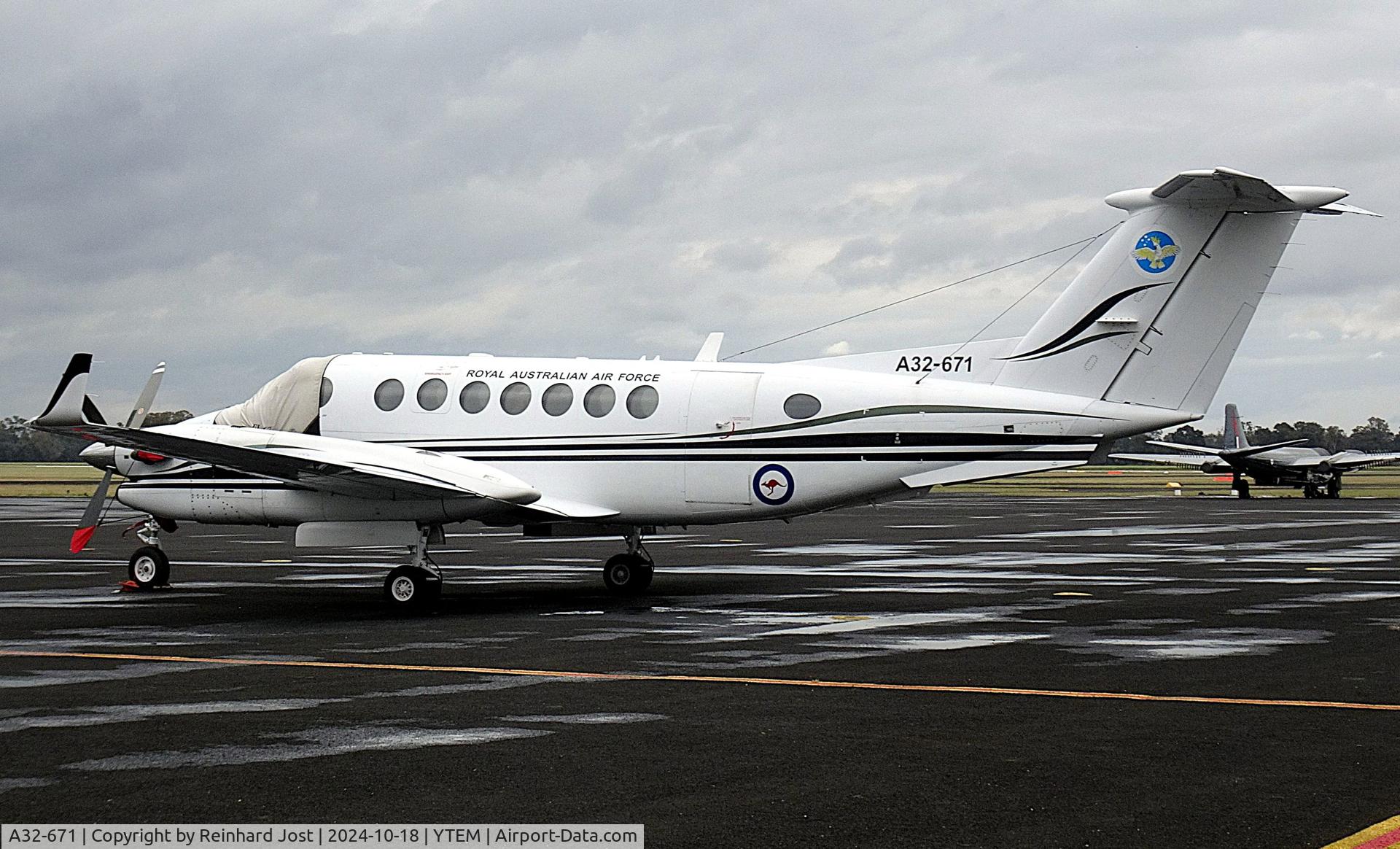 A32-671, 2009 Beech King Air 350 C/N FL-671, During the Downunder Airshow 2024 RAAF KingAir A32-671 was present at Temora, NSW, with Canberra VH-ZSQ / A84-234 behind, preparing for a flying display.