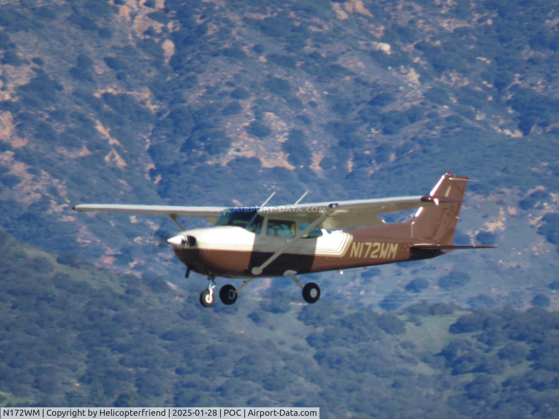 N172WM, 1982 Cessna 172P C/N 17275539, On final for runway 26R