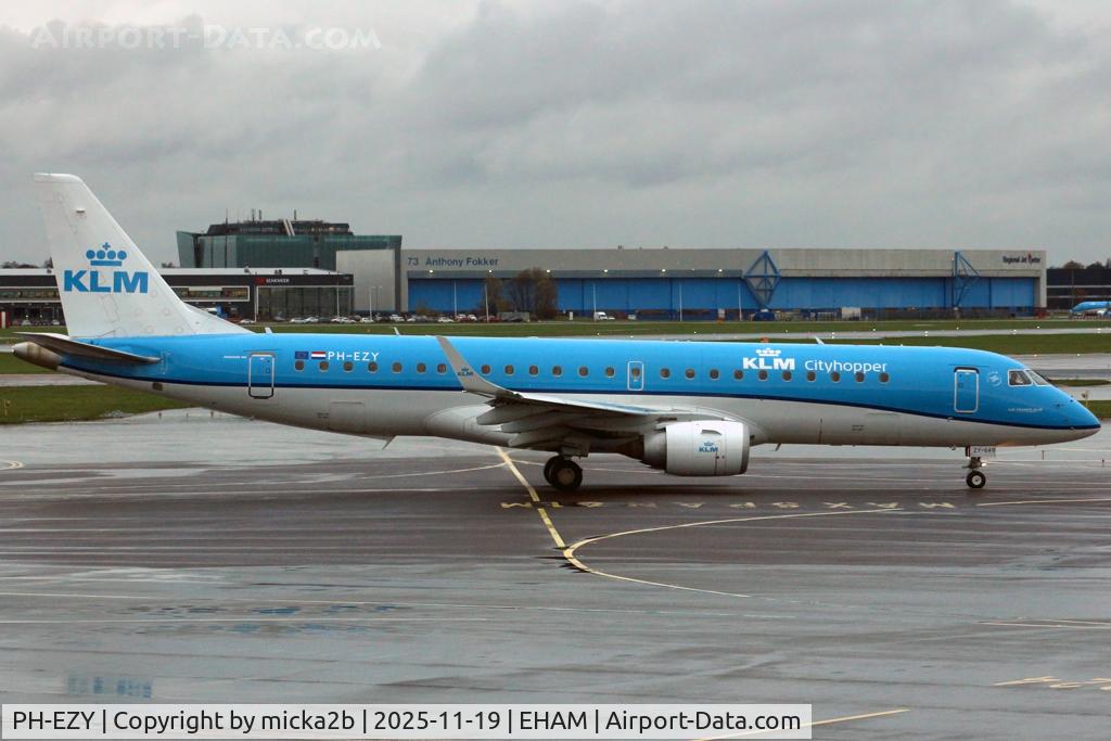 PH-EZY, 2013 Embraer 190STD (ERJ-190-100) C/N 19000649, Taxiing