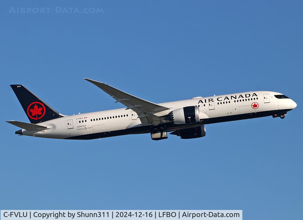 C-FVLU, 2018 Boeing 787-9 Dreamliner C/N 38360, Departing from rwy 14L... new c/s