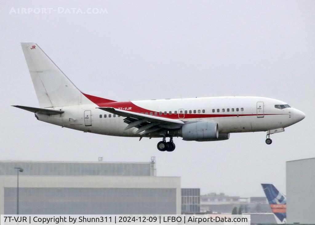 7T-VJR, 2002 Boeing 737-6D6 C/N 30545, Landing rwy 32L without titles... white tail...