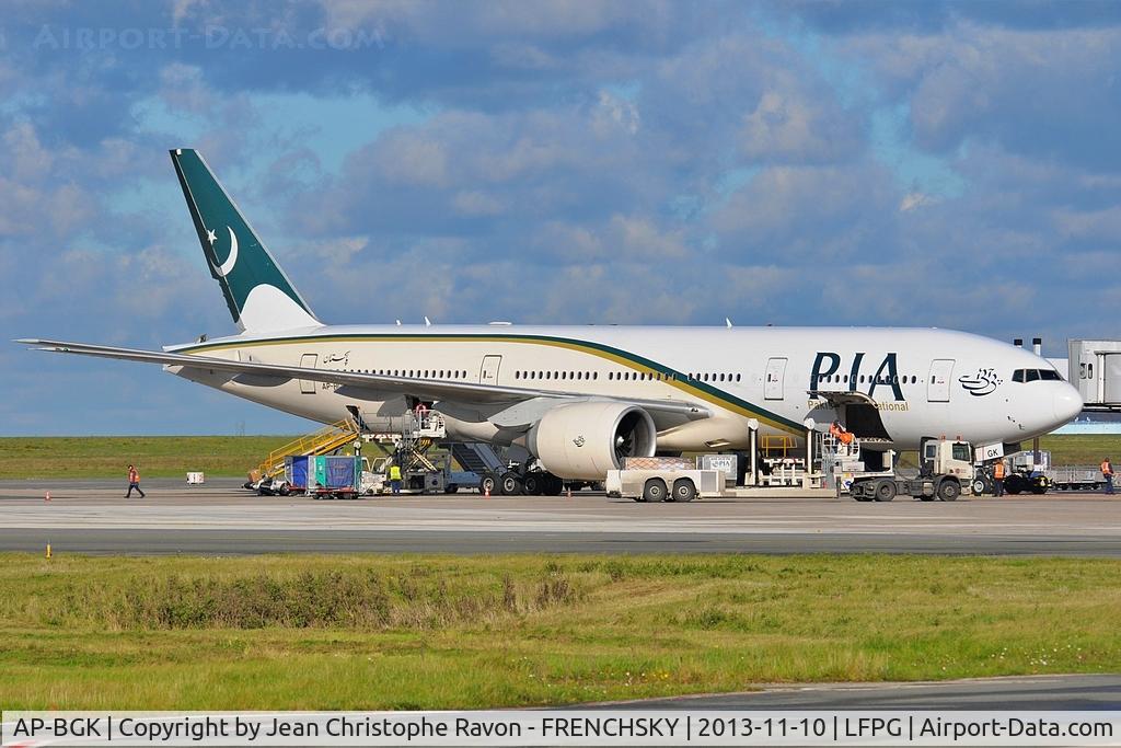 AP-BGK, 2004 Boeing 777-240/ER C/N 33776, PIA Pakistan International Airlines at CDG terminal T1