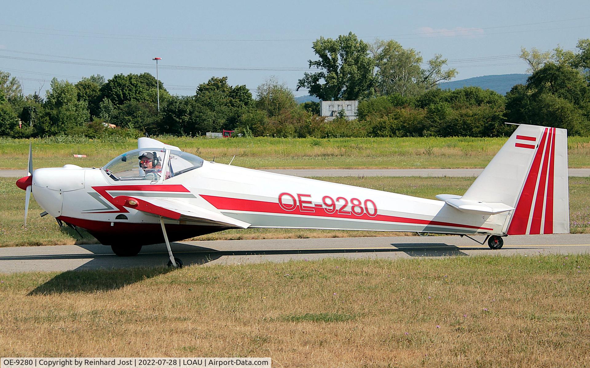 OE-9280, Scheibe SF-25C Falke C/N 44401, In new colors at Stockerau, Austria