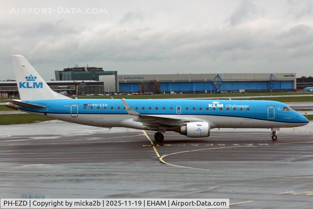 PH-EZD, 2009 Embraer 190LR (ERJ-190-100LR) C/N 19000279, Taxiing