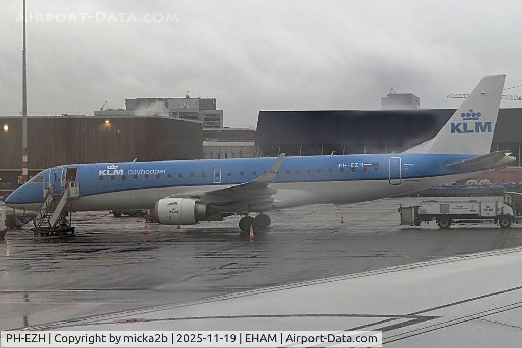 PH-EZH, 2009 Embraer 190LR (ERJ-190-100LR) C/N 19000319, Taxiing