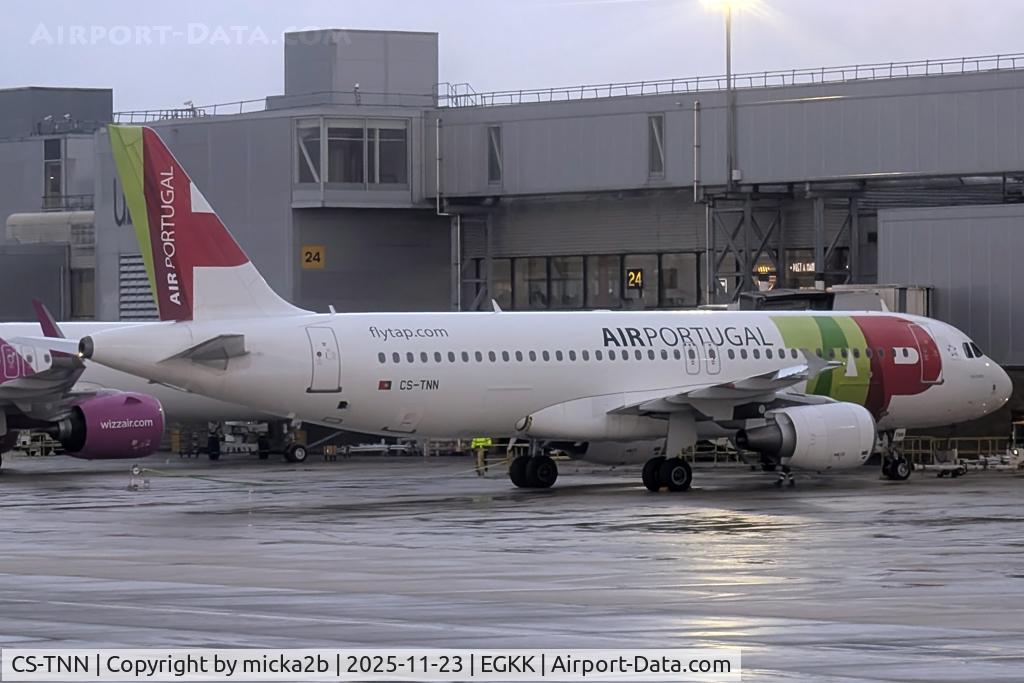 CS-TNN, 2002 Airbus A320-214 C/N 1816, Parked
