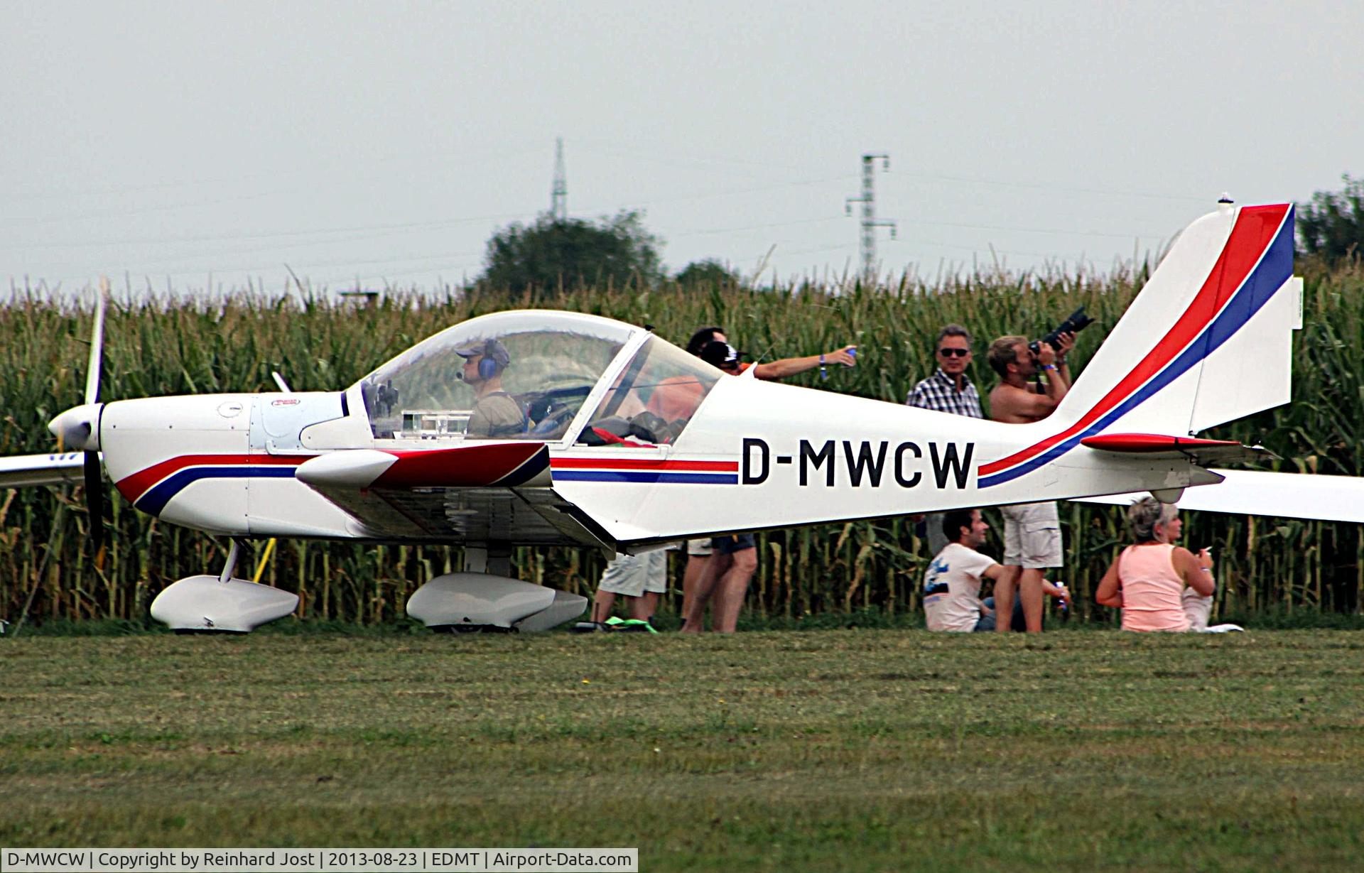 D-MWCW, 2001 Evektor-Aerotechnik EV-97 Eurostar 2000R C/N 2001-0910, Eurostar at Tannkosh 2013. In Juin 2020 the plane was destroyed during a crash-landing  on its parachute after having lost a propeller blade, pilot unhurt.