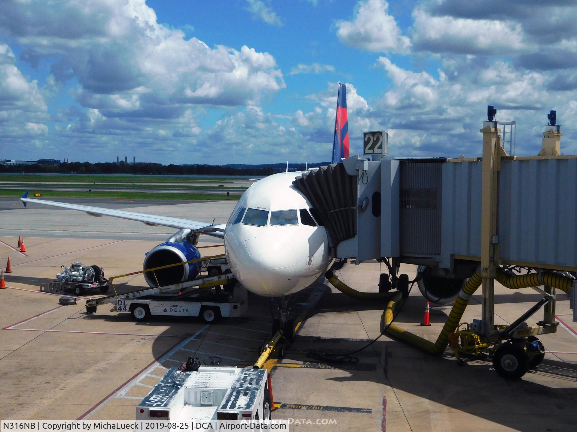 N316NB, 2000 Airbus A319-114 C/N 1249, At Reagan National