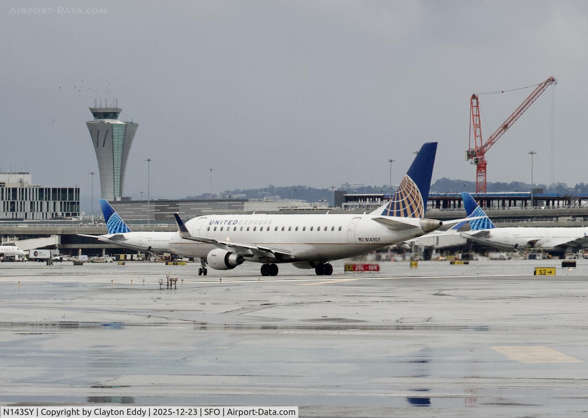 N143SY, 2015 Embraer 175LR (ERJ-170-200LR) C/N 17000476, Runway 10 SFO 2025