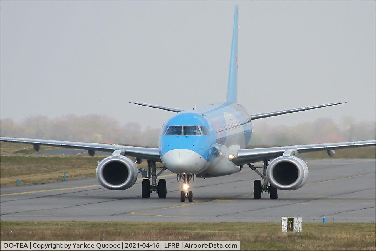 OO-TEA, 2014 Embraer 190LR (ERJ-190-100LR) C/N 19000665, Embraer 190LR, Taxiing to boarding ramp, Brest-Bretagne Airport (LFRB-BES)